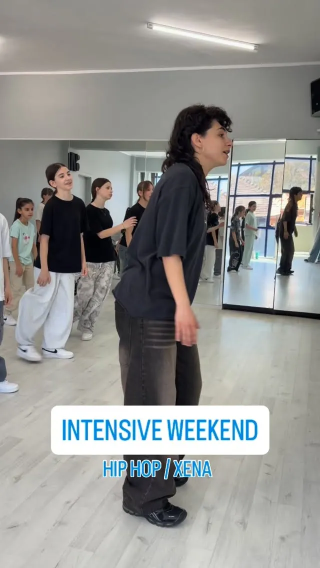 Adolescenți la cursul de streetdance și hip hop