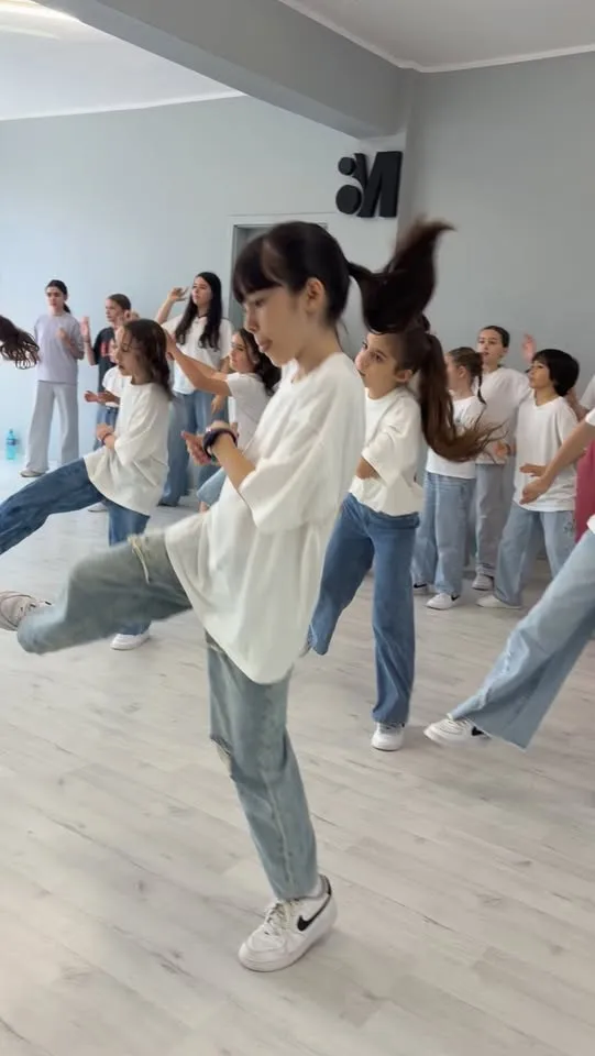 Copii de 7-12 ani în timpul antrenamentului de streetdance
