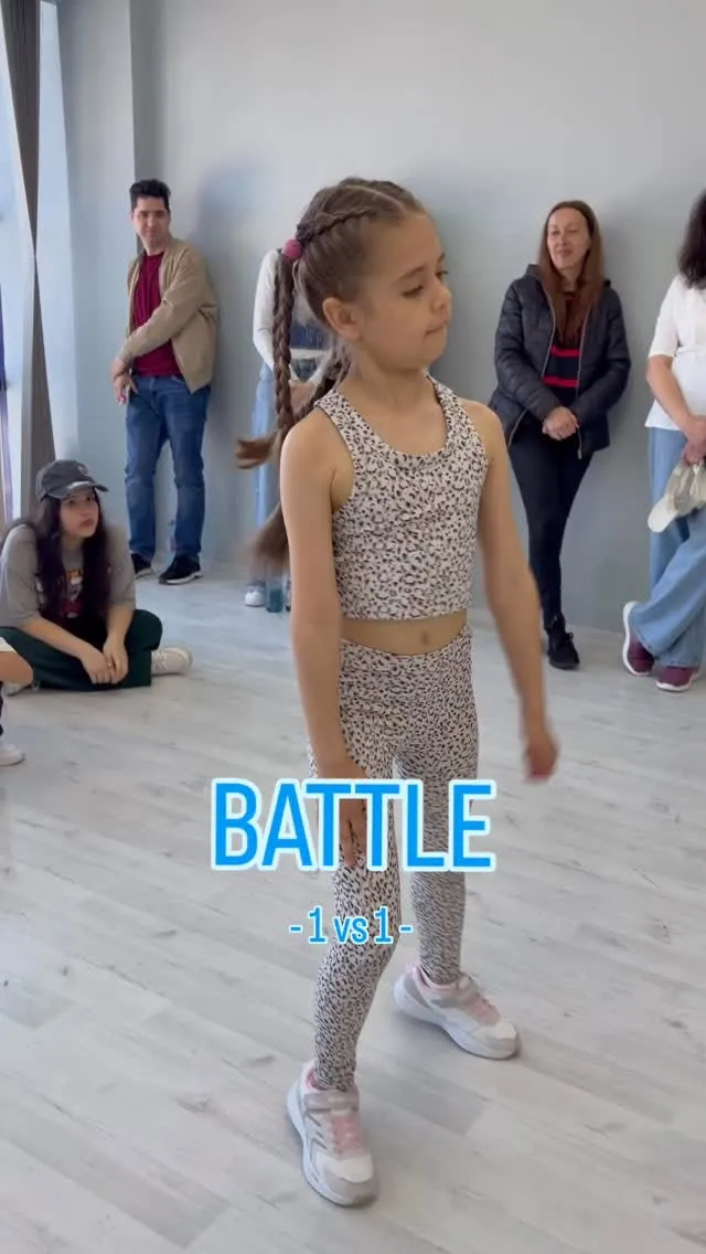 Fetiță în battle de streetdance, aplaudată de public
