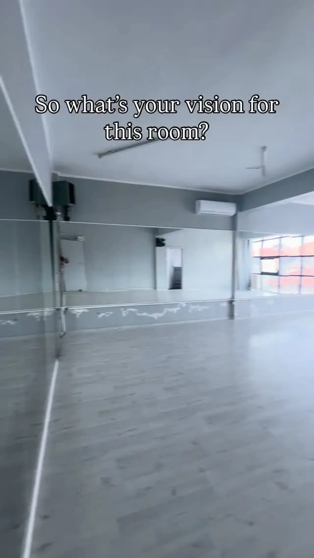 Sala de dans Best Move, cu oglinzi și lumină naturală